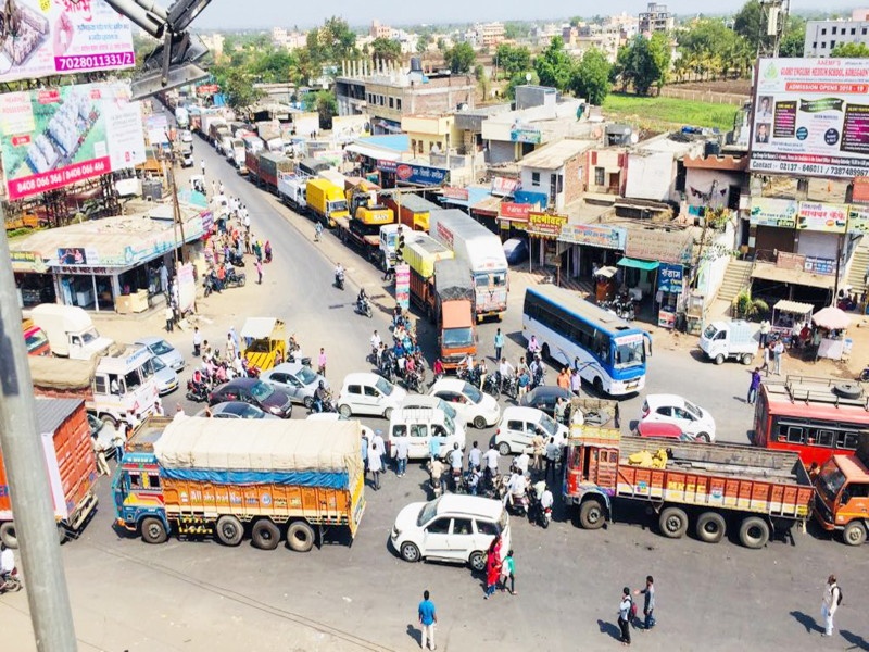 On the Pune-city highway the traffic problems daily routine | पुणे-नगर महामार्गावर नित्याचीच झाली वाहतूककोंडी
