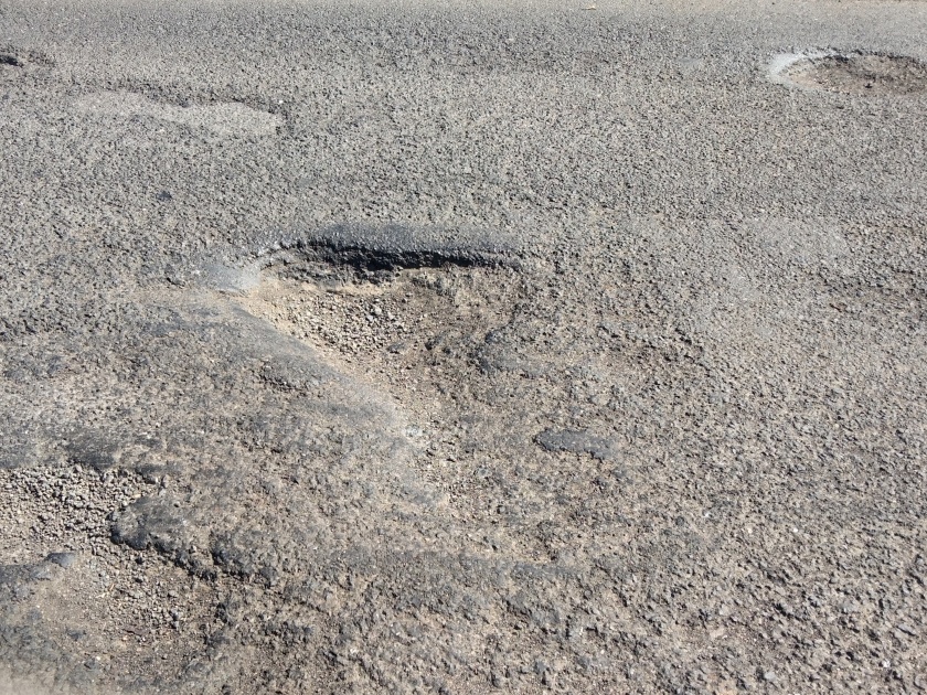 Poor condition of Lakhmapur fork road | लखमापूर फाटा रस्त्याची दयनीय अवस्था