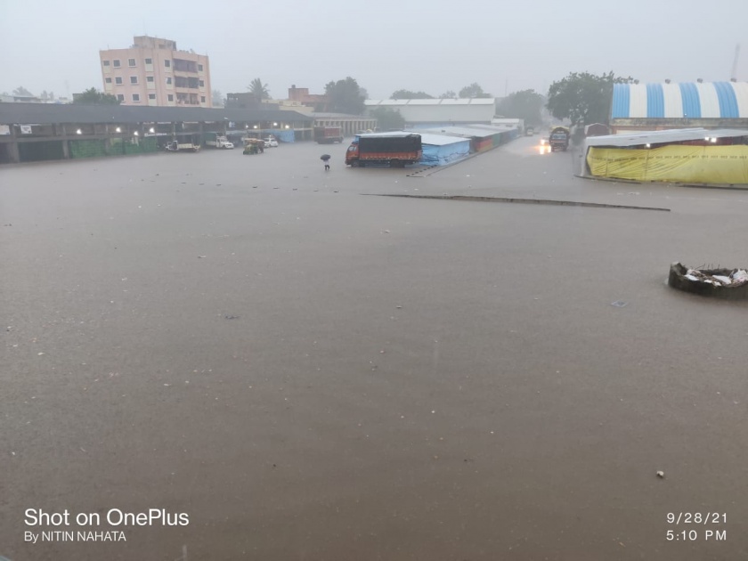 Water only in Lasalgaon Bazar Samiti premises, flood to Shivandi | लासलगाव बाजार समिती आवारात पाणीच पाणी, शिवनदीला पूर