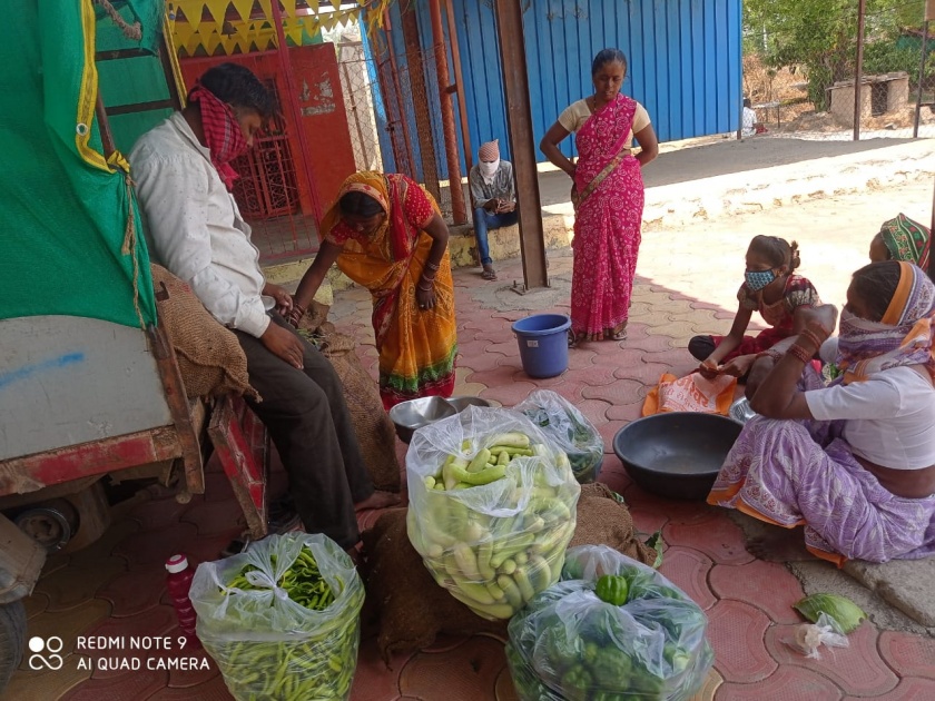 Vendors prefer vegetables coming to the village | गावात येणाऱ्या भाजीपाला विक्रेत्यांना पसंती