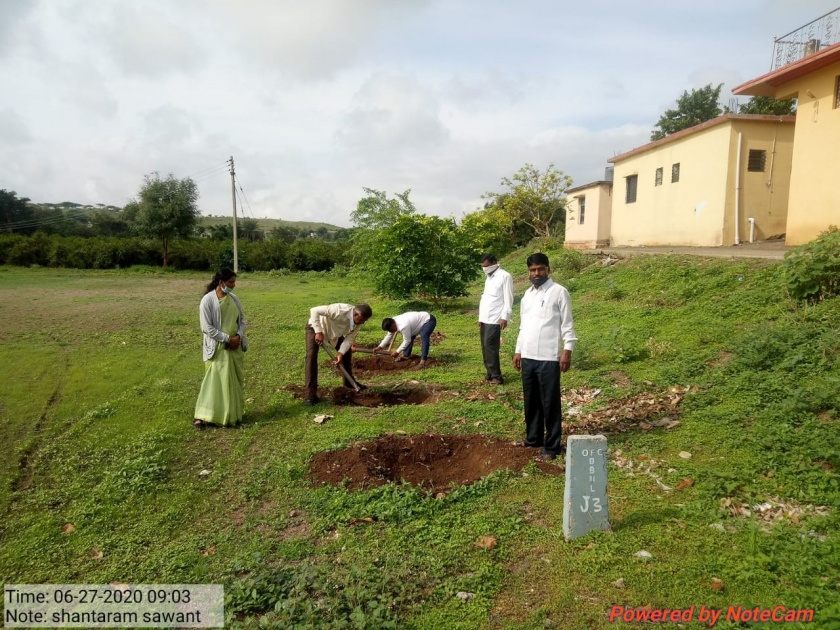 Teachers and staff dug pits for tree planting in Dongargaon Vidyalaya | डोंगरगाव विदयालयात वृक्षारोपणासाठी शिक्षक अन् कर्मचाऱ्यांनी खोदले खड्डे