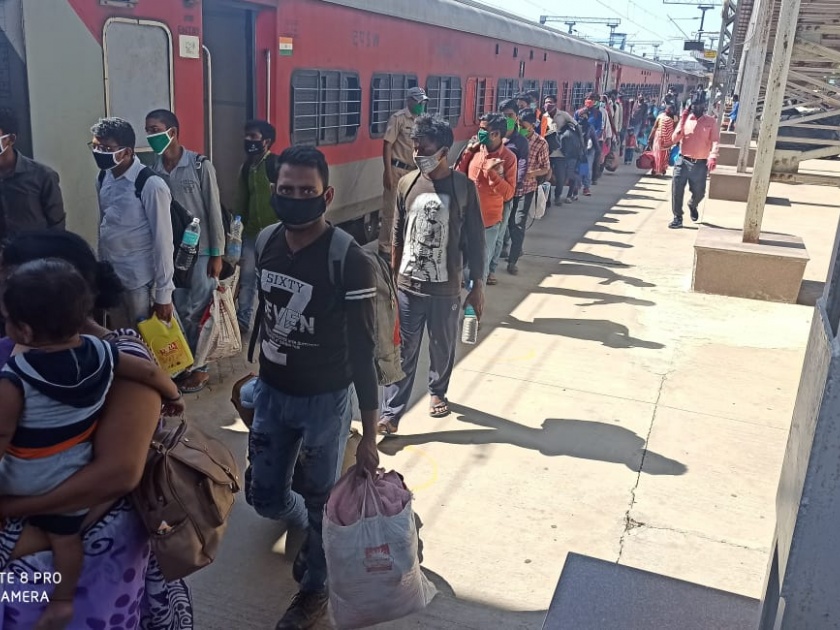 One thousand 32 laborers sent to Uttar Pradesh by labor train | श्रमिक रेल्वेतून उत्तर प्रदेशला एक हजार ३२ मजूर रवाना
