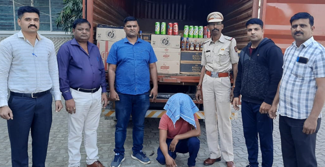 One lakh trucks seized with four lakhs of alcohol | चार लाखाच्या दारूसह दहा लाखांचा ट्रक जप्त