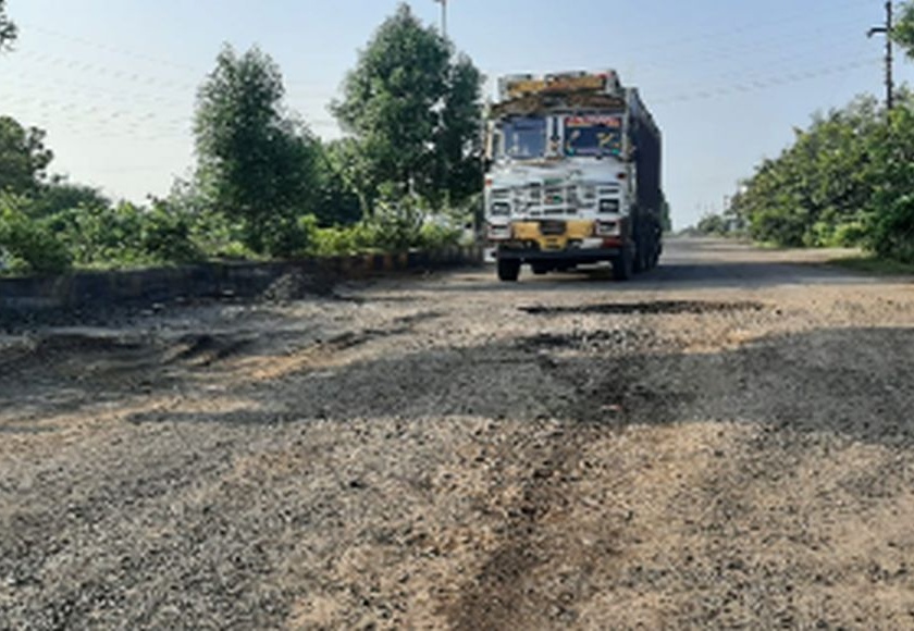 Despite providing Rs 38 crore for the repair of Shewali-Netrang highway | शेवाळी-नेत्रंग महामार्ग दुरूस्तीला ३८ कोटी निधी देऊनही खड्डेच खड्डे