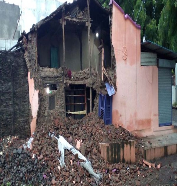Rahmat Manzil slab collapsed in the Mahim | माहीममध्ये रहमत मंझिलचा स्लॅब कोसळला