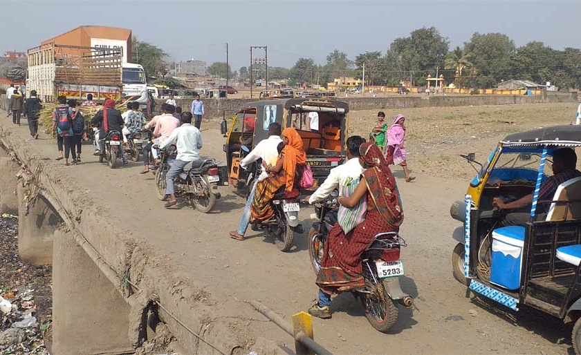 The road from Taloda to Gujarat limits life | तळोदा ते गुजरात हद्दीपर्यंतचा रस्ता जीवघेणा