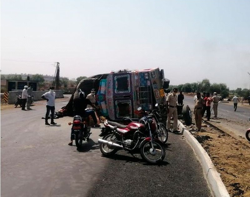 Hitting the divider, the truck overturned | दुभाजकाला धडक, ट्रक उलटला