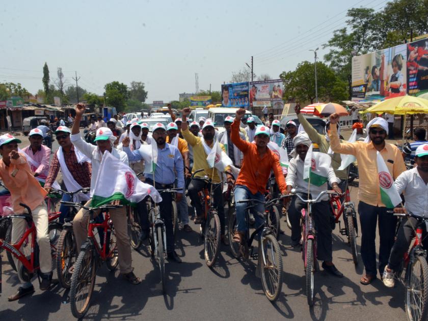 Parbhani Swabhimani Shetkari Sanghatan protested against petrol price hike | परभणीत स्वाभिमानी शेतकरी संघटनेने केला सायकल मोर्चा काढून पेट्रोल दरवाढीचा निषेध
