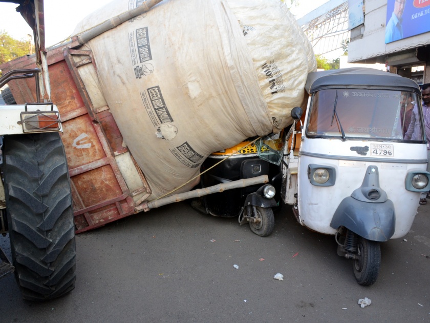 Events in Parbhani City; Cotton tractor overturned on auto | परभणी शहरातील घटना; कापसाचा ट्रॅक्टर आॅटोवर उलटला