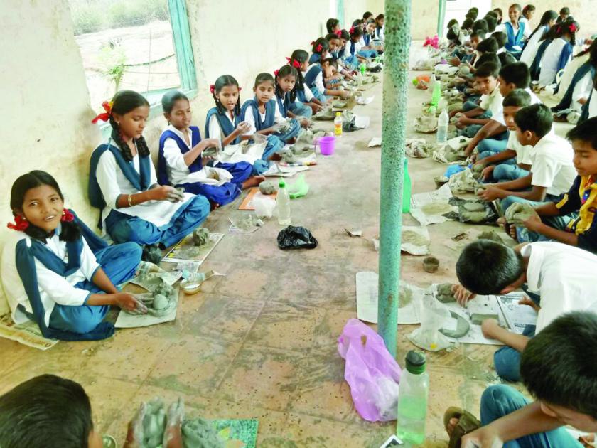 Ratnagiri: The artwork produced by students' craftsmanship | रत्नागिरी : विद्यार्थ्यांच्या हस्तकौशल्यातून साकारल्या कलाकृती