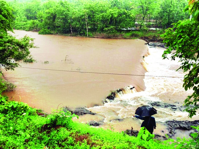 Ratnagiri: Due to no railing, demand in the river basin, railing busway, Sangameshwar taluka | रत्नागिरी : रेलिंग नसल्यानेच गाडी नदीपात्रात, रेलिंग बसवा, संगमेश्वर तालुक्यातून मागणी