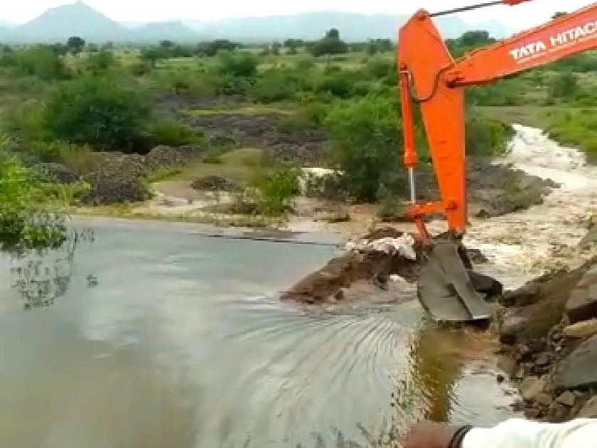 Talwade falls into Bhamer canal | तळवाडे भामेर कालव्याला गळती