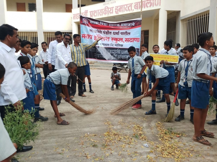 Cleanliness by the students in Satana tehsil premises | सटाणा तहसील आवारात विद्यार्थ्यांनी केली स्वच्छता