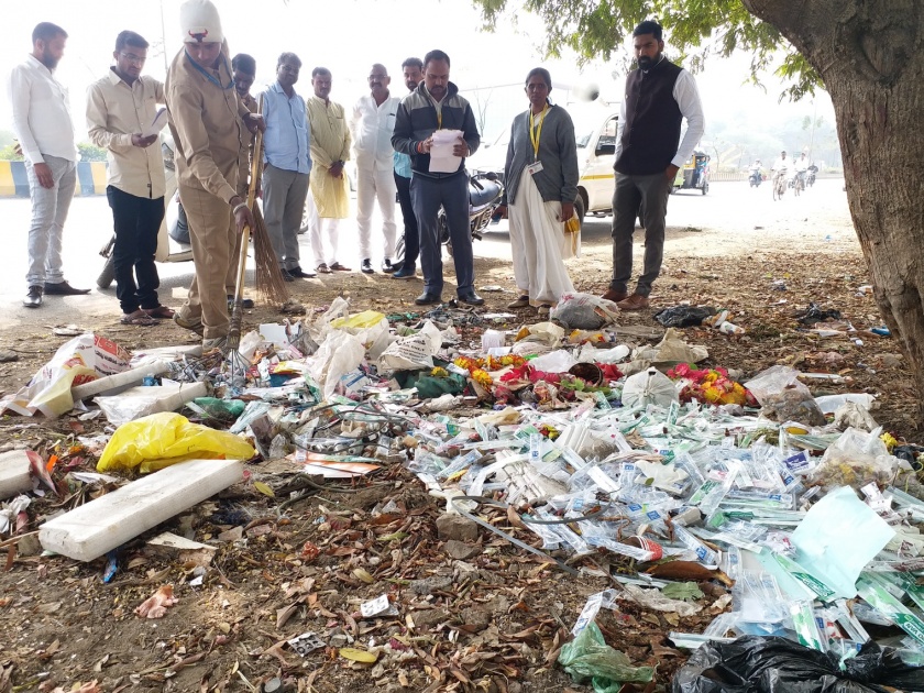 Fatal biological waste thrown on the road | घातक जैविक कचरा रस्त्यावर फेकला
