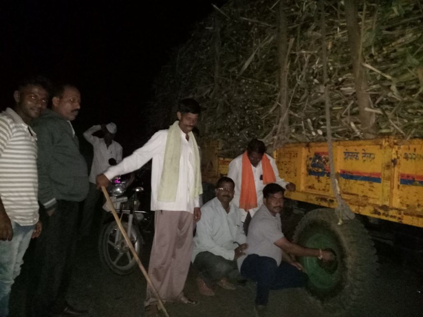 Kolhapur stopped the traffic, the self-respecting farmers' organization was aggressive | कोल्हापुरात ऊस वाहतूक रोखली, स्वाभिमानी शेतकरी संघटना आक्रमक