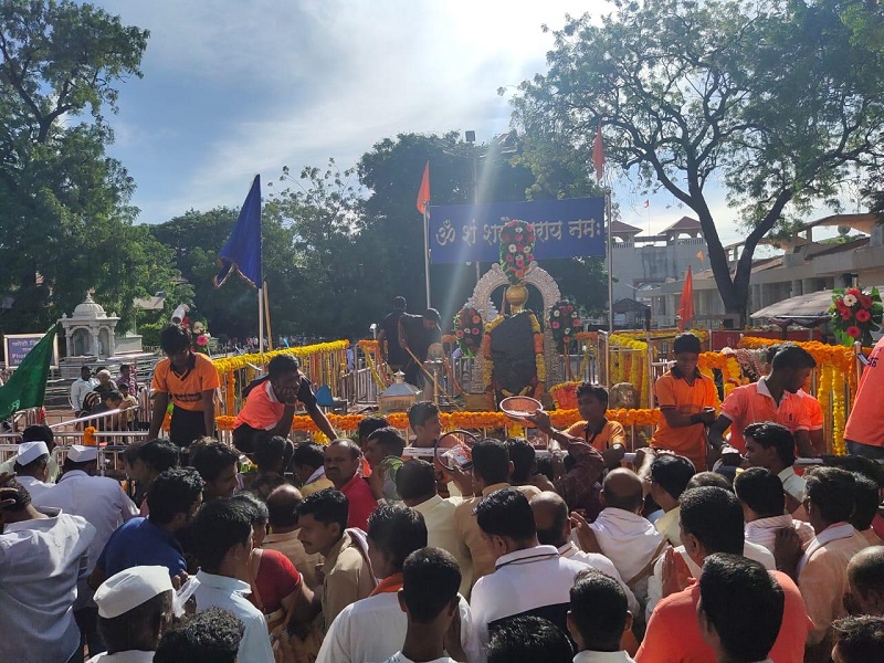 Two lakh devotees meet on Saturn Amavasi in Shinganpur | शिंगणापुरात शनी अमावस्येनिमित्त दोन लाख भाविकांचे दर्शन 