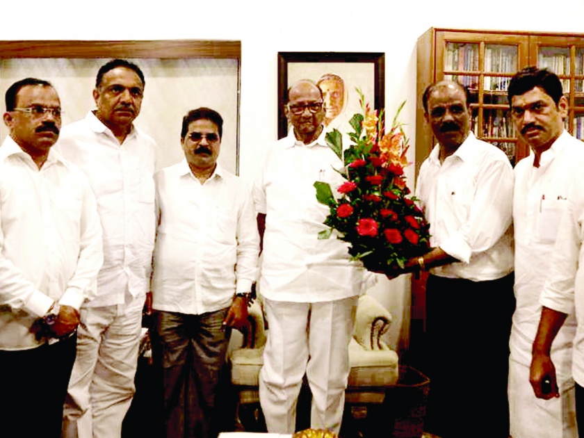 Shiv Sena president Baban Salgaonkar meets Pawar | शिवसेनेचे नगराध्यक्ष बबन साळगावकर पवार यांच्या भेटीला