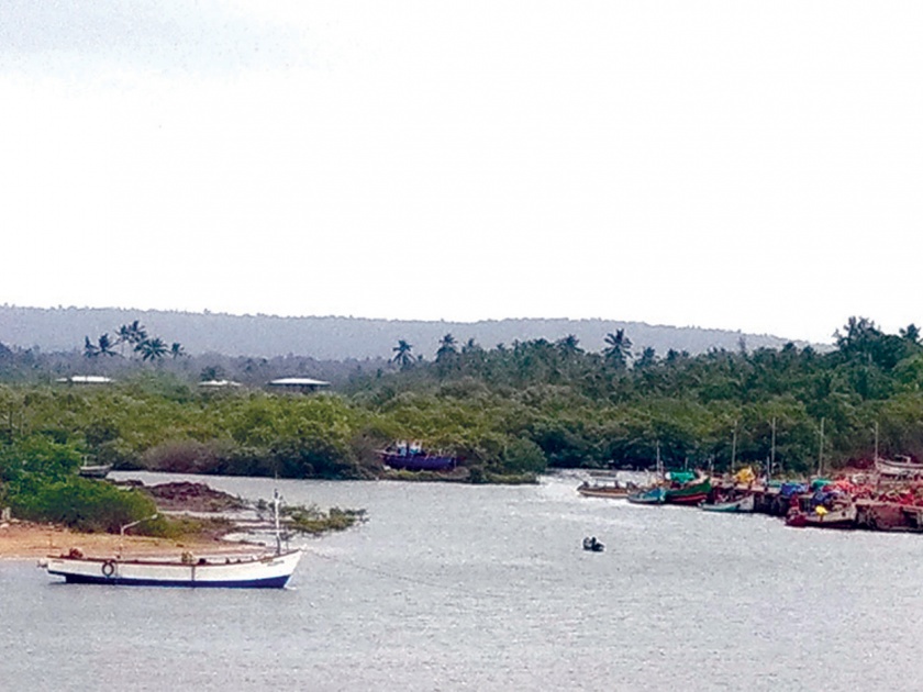 Sindhudurg: Vengurlee sea, boat fencing in furrow | सिंधुदुर्ग : वेंगुर्ले समुद्रात उधाणसदृश परिस्थिती, मच्छिमारांनी नांगरल्या खाडीमध्ये नौका