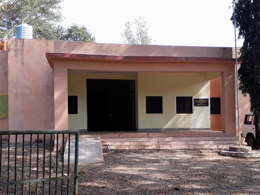 Sindhudurg: The health of the building is still in vain, Umbarda Primary Health Center | सिंधुदुर्ग : इमारतीचे आरोग्य अद्यापही बिघडलेल्या अवस्थेत, उंबर्डे प्राथमिक आरोग्य केंद्र