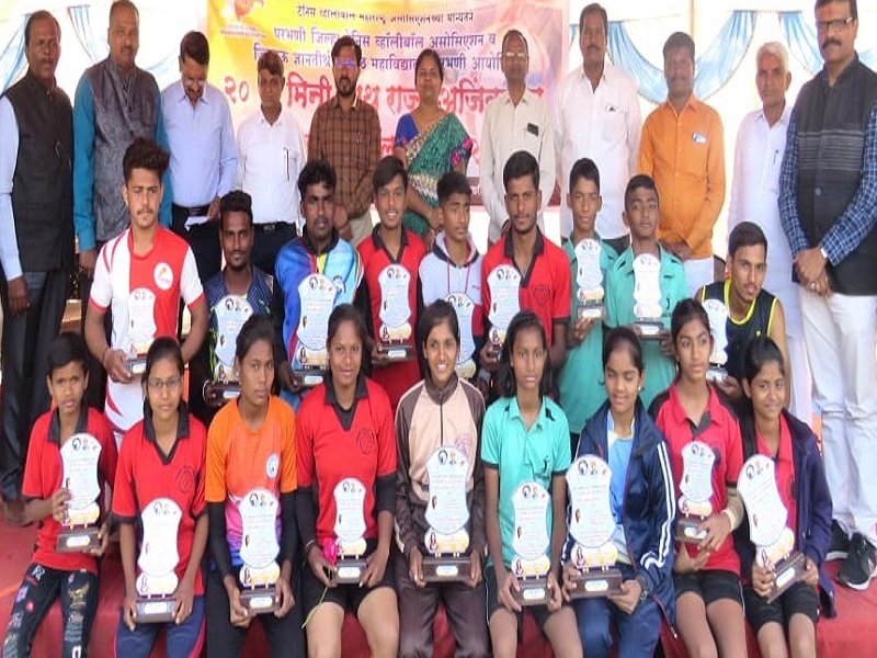 Solapur, Sangli winners of tennis volleyball tournament | टेनिस व्हॉलीबॉल स्पर्धेत सोलापूर, सांगलीला विजेतेपद