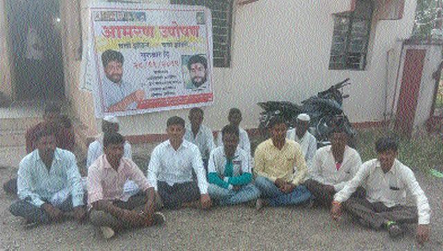 Fasting in front of the Convention Office at Zodje | झोडगे येथे महावितरण कार्यालयासमोर उपोषण