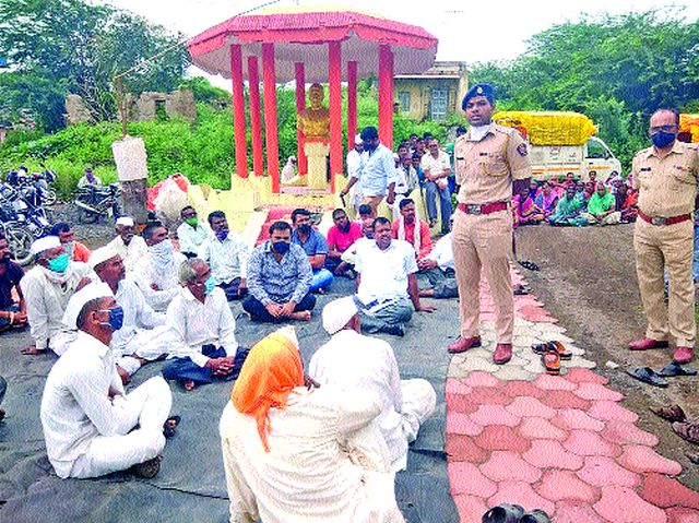 Sit-in movement of villagers | ग्रामस्थांचे ठिय्या आंदोलन