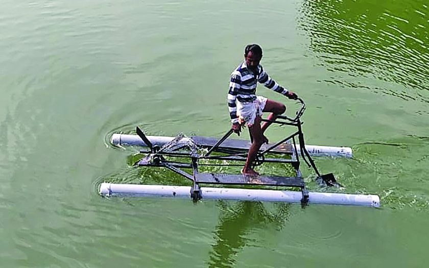 Farmer made a bicycle boat from wreckage! | भंगार साहित्यातून शेतकऱ्याने बनविली सायकल बोट !