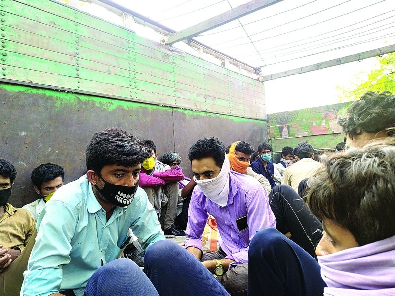Corona: 35 laborers traveling to Rajasthan hiding in a truck | कोरोना : राजस्थानकडे जाणाऱ्या ३५ मजुरांचा ट्रकमध्ये लपुन प्रवास