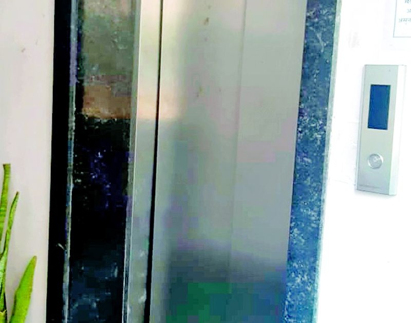The lift in ‘ZP’ became the aut component | ‘झेडपी’तील लिफ्ट ठरली औट घटकेची