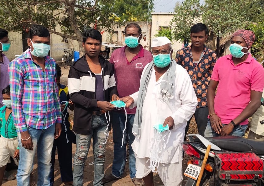 Distribution of masks, sanitizers to Kotamgaon | कोटमगावला मास्क, सॅनिटायझरचे वाटप