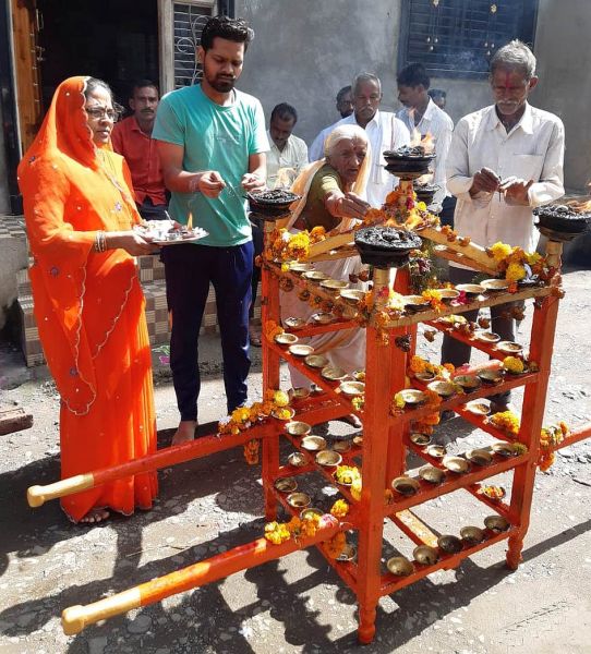 Lamp Rally called, Dhendai celebrates In the Amravati district | अमरावती जिल्ह्यातील मोर्शीत निघाली ८५ दिव्यांची धेंडाई