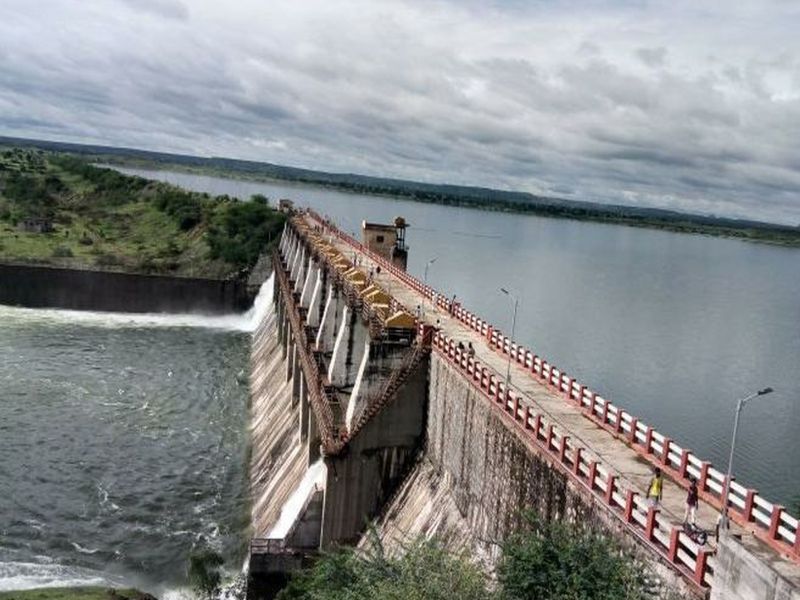 Water released from Amravati project into river basin | अमरावती प्रकल्पातून नदीपात्रात पाणी सोडले