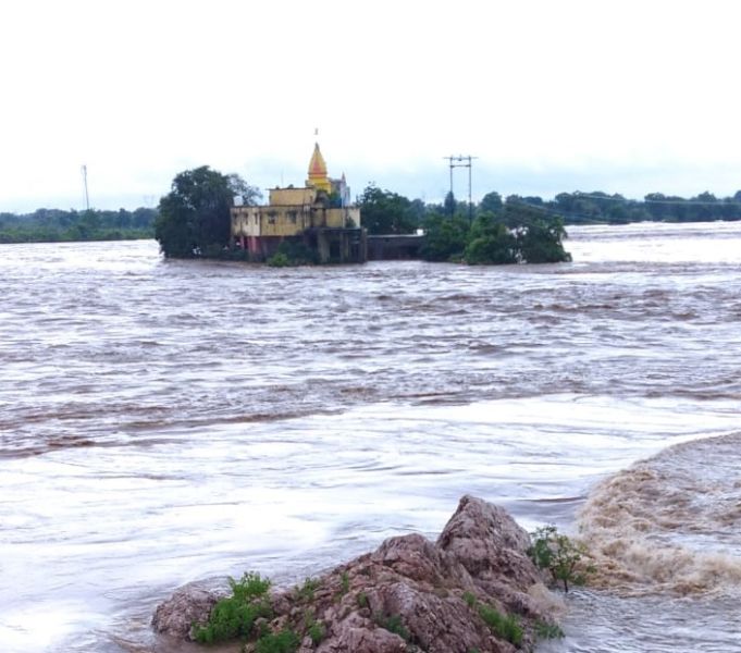 The temple of Waingange in Bhandara district is surrounded by water | भंडारा जिल्ह्यात वैनगंगेच्या पात्रातील मंदिराला पाण्याचा वेढा