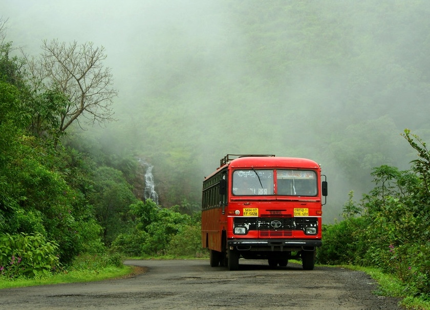 Jau de re gaadi ... State government permission for out-of-district transport of 'ST bus' in maharashtra | जाऊ दे रे गाडी... 'लालपरी'च्या जिल्हाबाह्य वाहतुकीला राज्य सरकारची परवानगी