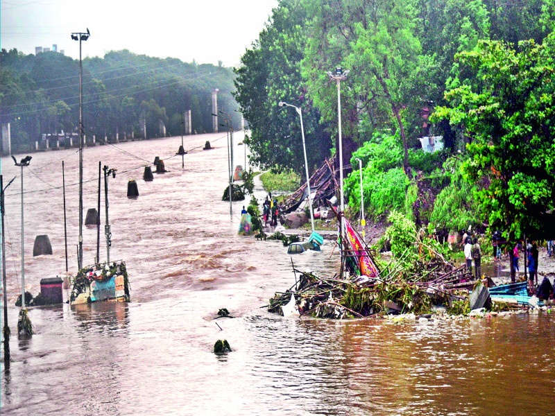 FLOOD condition created in pune city due to attack on mutha river area | मुठेचे पात्र आक्रसल्याने पूरस्थितीचा फटका