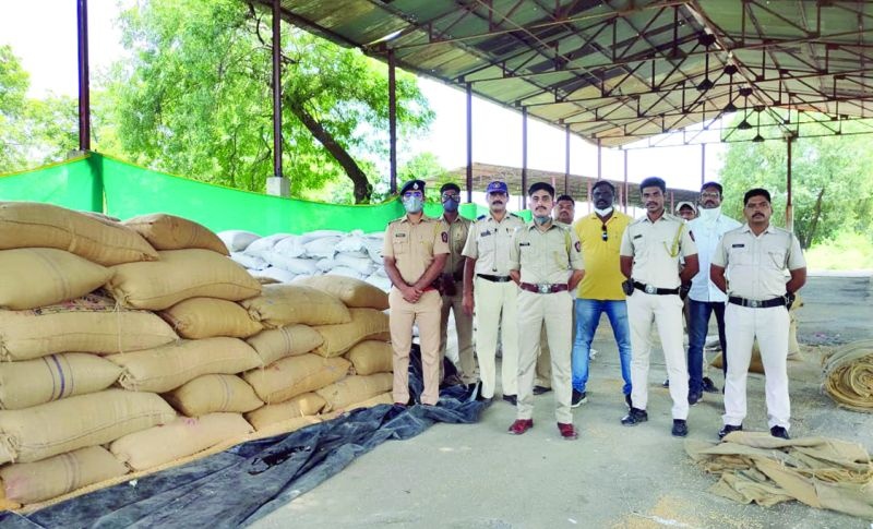 30 lakh illegal grain stocks seized from Murtijapur godown | मूर्तिजापुरातील गोदामातून ३० लाखांचा अवैध धान्य साठा जप्त!