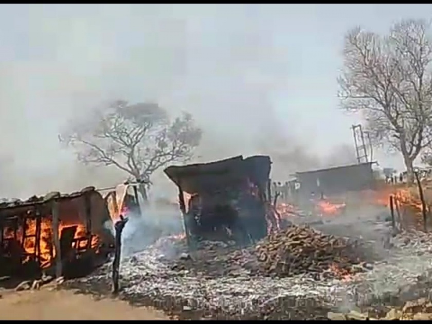 Two khalis fire in Rannai in Amalner taluka, causing fire to six lacs | अमळनेर तालुक्यात रणाईचे येथे दोन खळ््यांना आग लागून सहा लाखाचे नुकसान