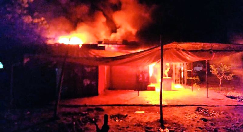 Heavy flames for the shops that hold | धारणीत दुकानांना भीषण आग