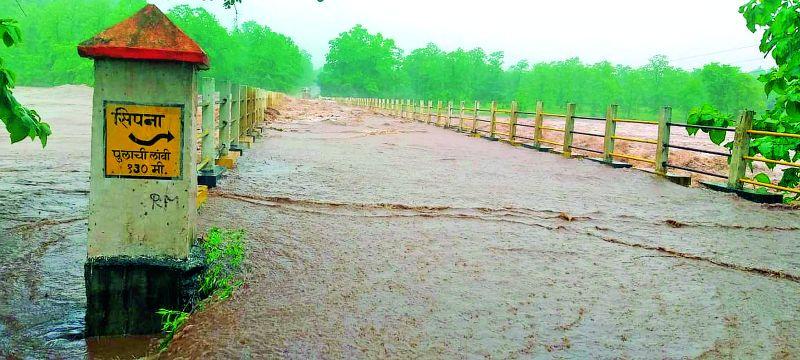 Floods of river in six talukas | सहा तालुक्यातील नदीनाल्यांना पूर
