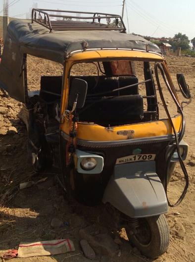 16 passengers were injured in rickshaw-jeep crash | गेवराईत रिक्षा-जीप अपघातात १६ प्रवासी जखमी