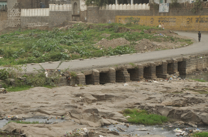 Two new bridges will take place at Bindusara river in Beed | बीडमध्ये बिंदुसरा नदीवर होणार दोन नवे पूल