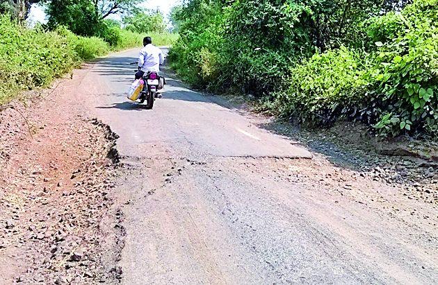 Bhilewada-Khadki road passes away | भिलेवाडा-खडकी रस्ता भोगतोय मरणयातना