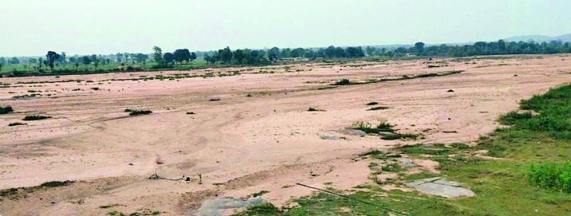 The Bawanthadi river basin in Tumsar taluka became a desert | तुमसर तालुक्यातील बावनथडी नदीपात्र झाले वाळवंट