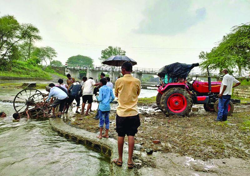 Successful rescue of two children in the Painganga river |  पैनगंगा नदीपात्रात वाहून जाणाऱ्या दोन मुलांना वाचविण्यात यश