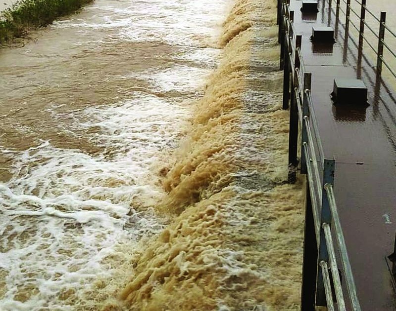 Heavy rain Yelgaon dam 'overflow' | दमदार पावसाने येळगाव धरण ‘ओव्हर फ्लो’