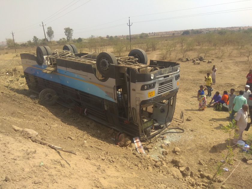 Wani-Saputara road accident on the road | वणी-सापुतारा रस्त्यावर बसला अपघात