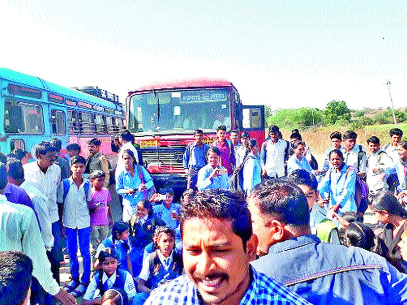 Buses do not stop students, stop the students' course: anger due to irregular bus services | बसेस थांबत नाहीत विद्यार्थ्यांचा रास्ता रोको हिसवळ खुर्द : अनियमित बससेवेमुळे संताप