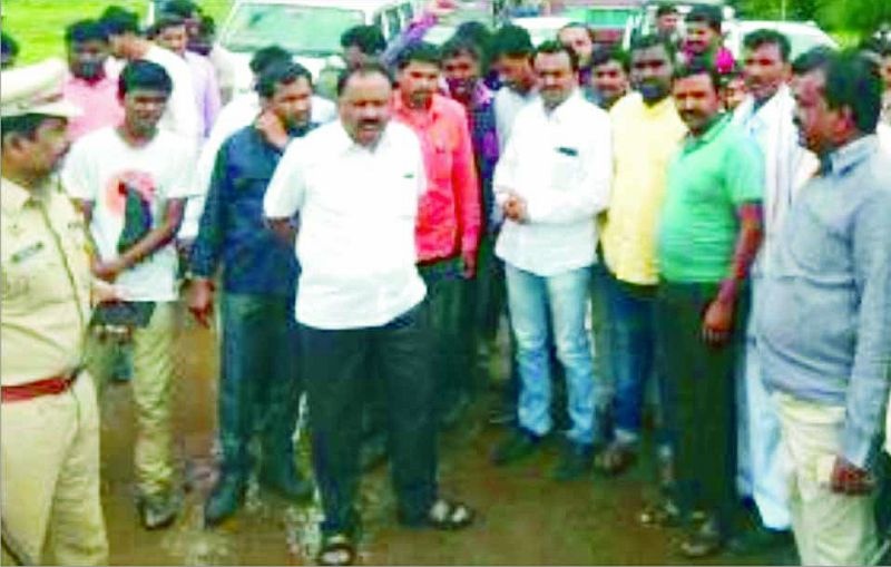 Khamgaon-Jalna Highway works slowly; Citizens agitation on the road | खामगाव-जालना महामार्गाचे काम संथगतीने; नागरिकांनी केले  ‘रास्ता रोको’ आंदोलन