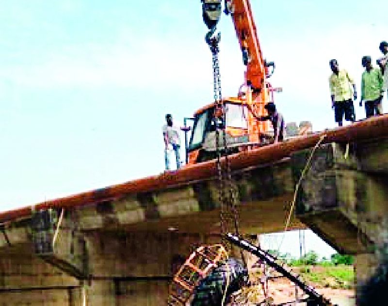 The tractor collapsed in the river Uma | उमा नदीत ट्रॅक्टर कोसळला