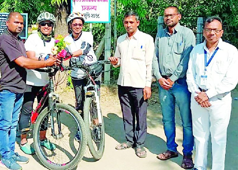 Women travel eight hundred km cycle to raise awareness for leprosy | कुष्ठरोग जागृतीसाठी महिलांचा आठशे किमीचा सायकल प्रवास
